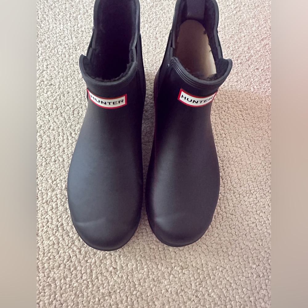 Hunter Footwear Temperature Guide with Black and White Design